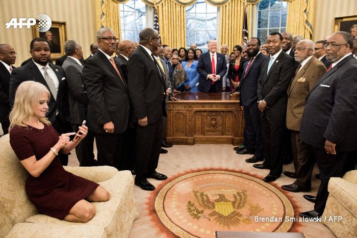 kellyanne-conway-accused-of-disrespecting-the-oval-office-1